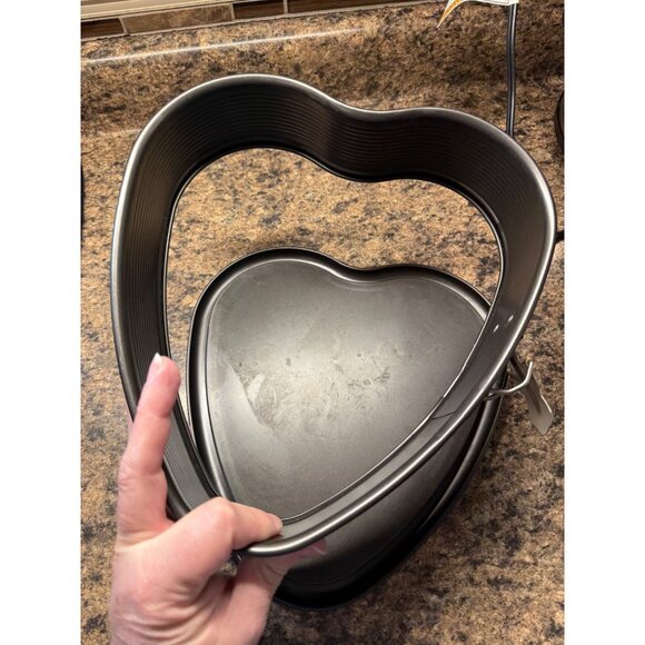 Heart Shaped Springform Pan 11 inches x 10 Inches - Picture 3 of 4